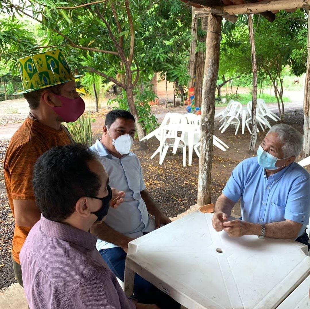 Senador Elmano discute novos projetos em visita às comunidades