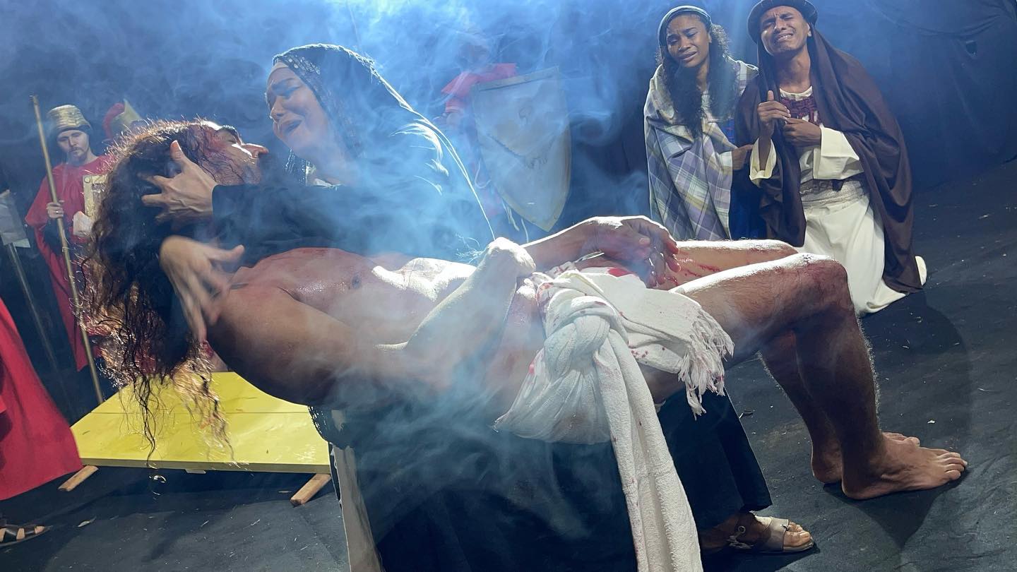 Multidão acompanha 1ª apresentação da Paixão de Cristo de Teresina