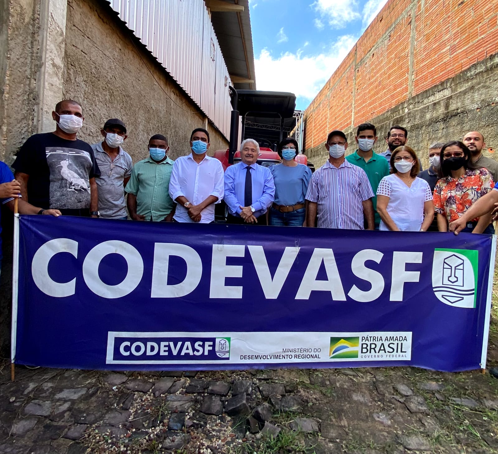 Senador Elmano entrega equipamentos agrícolas para cinco municípios