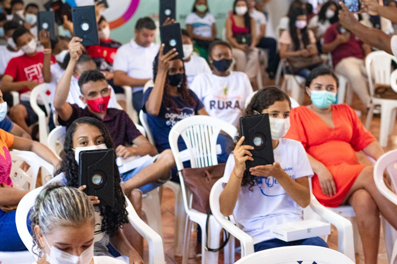Estudantes com mais de 16 anos recebem tablets