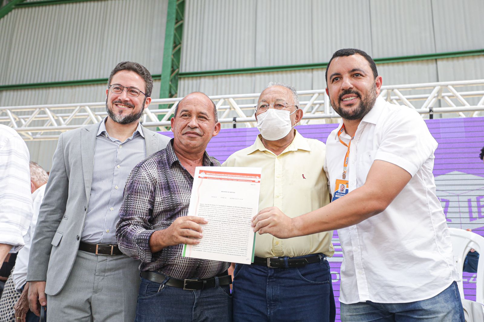 Dr. Pessoa entrega mais de quinhentos registros de imóveis no Parque Firmino Filho 