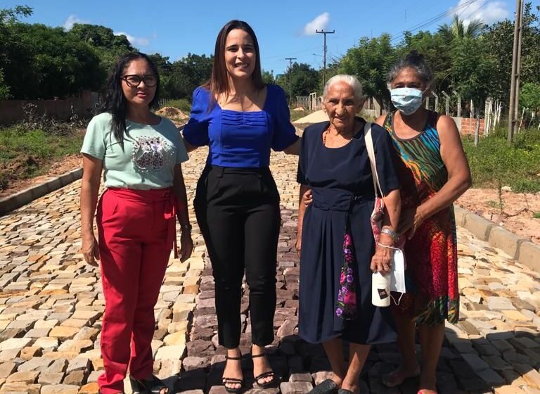 Vereadora Elzuila viabiliza calçamento no Assentamento Nossa Vitória
