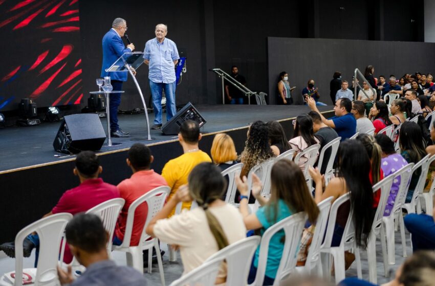  Silvio Mendes apresenta projetos aos evangélicos