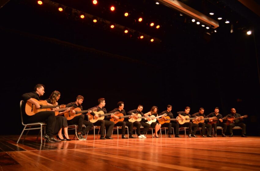  Orquestra de Violões realiza apresentações na Praça Pedro II