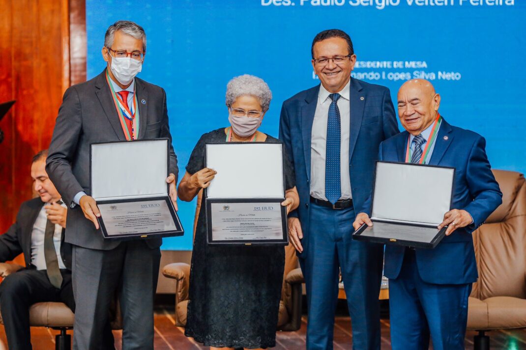 Governadora Regina é homenageada pela Escola Judiciária do TJ