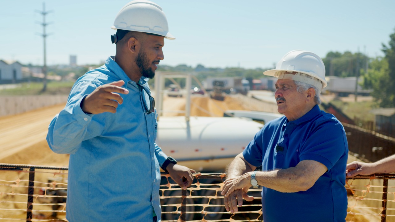 Senador Elmano visita obras do viaduto do Mercado do Peixe