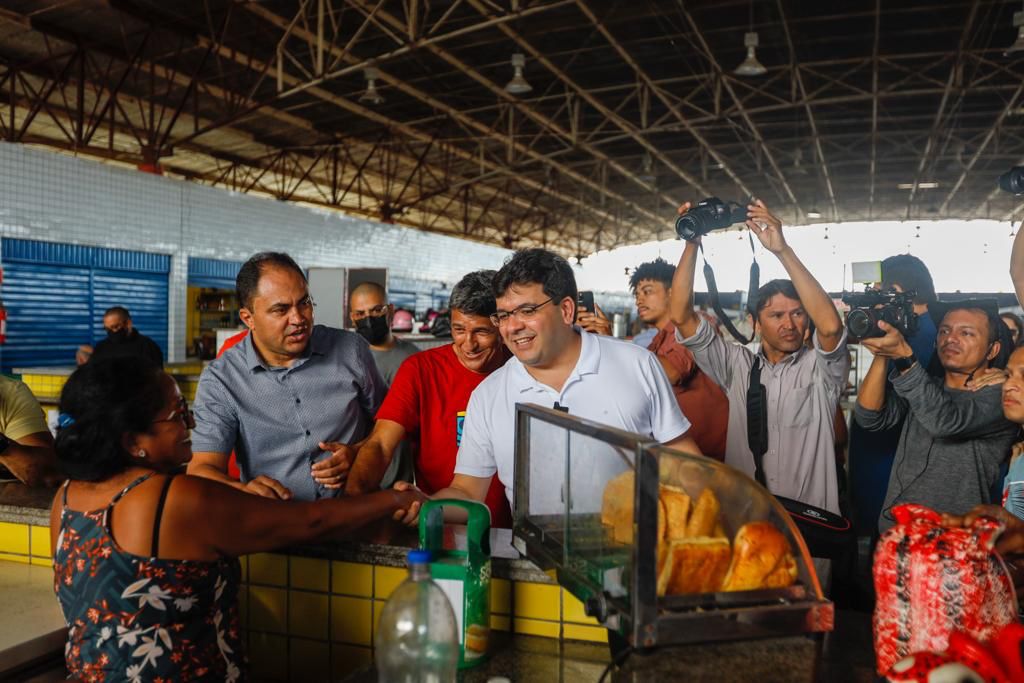 Rafael visita mercado e centro comercial de Parnaíba