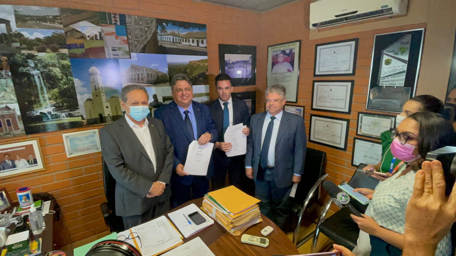 Deputados se reúnem para protocolar ação contra Governador Regina