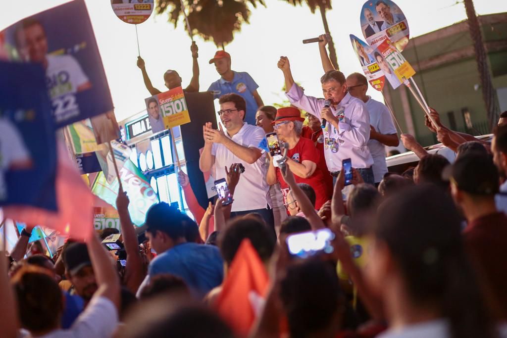 Rafael e Wellington realizam caminhada no bairro Dirceu