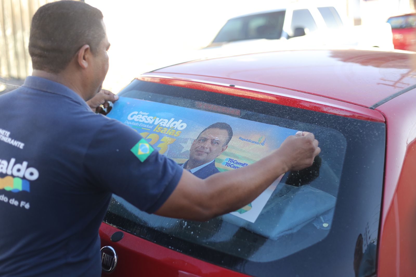Deputado Gessivaldo inicia campanha com adesivaço na zona norte de Teresina