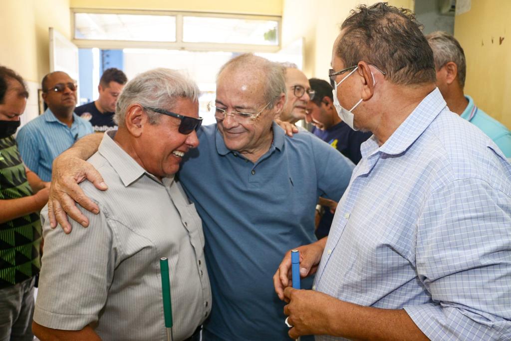 Sílvio Mendes discute ações de inclusão em visita à Associação de Cegos