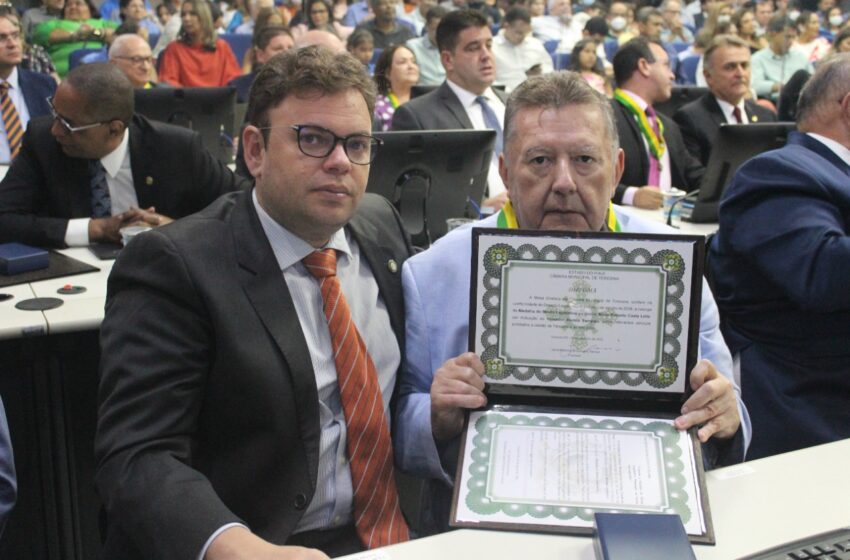  Vereador Aluísio homenageia Silvio Leite com Medalha do Mérito Legislativo