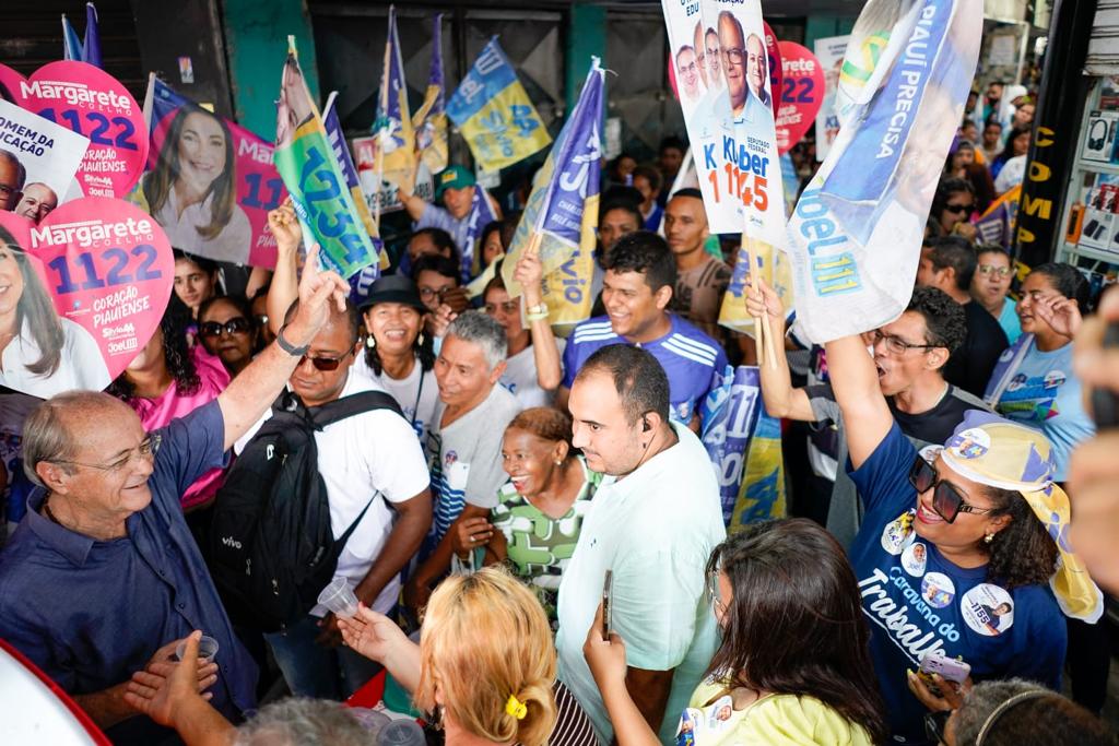 Sílvio participa de caminhada no centro de Teresina