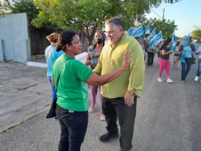  José Luiz de Carvalho e apoiadores fazem caminhada no bairro Nova Parnaíba