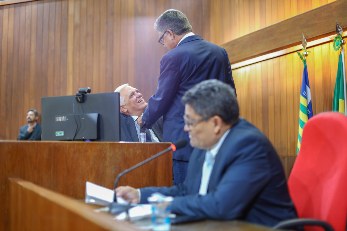 Deputados apreciam oito projetos e dez requerimentos nas sessões desta terça-feira(13)