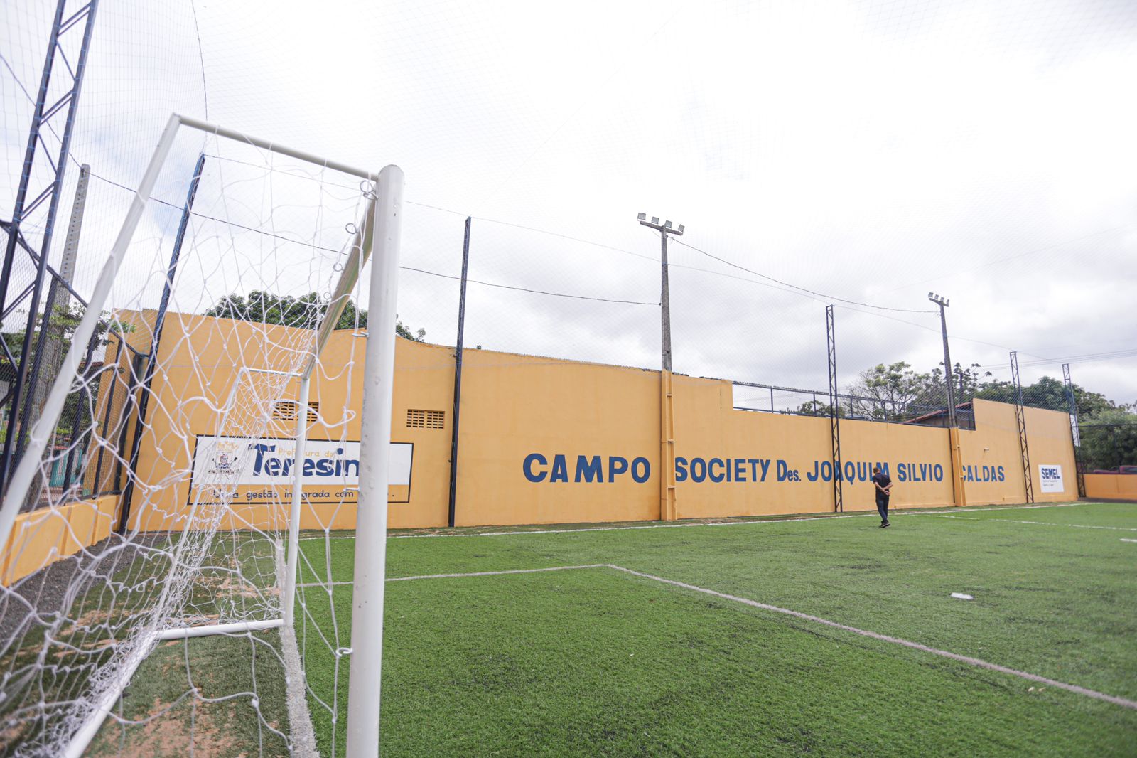 Prefeito Dr. Pessoa inaugura campo society na Santa Maria da Codipi