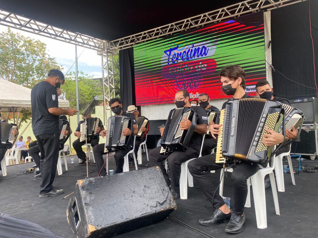 Atrações musicais animam evento no bairro Satélite