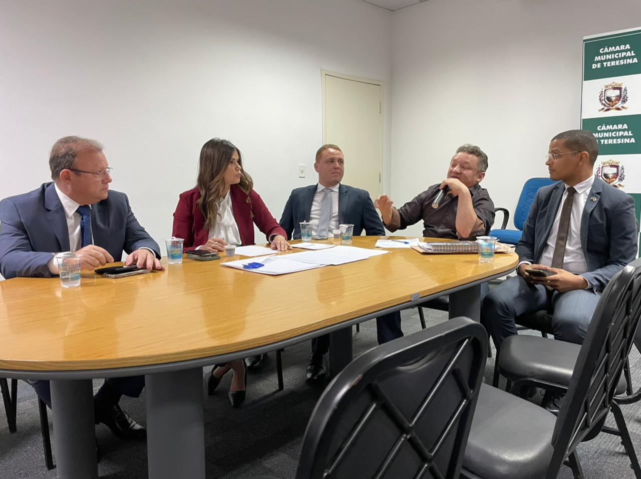 Gilberto Albuquerque apresenta para Vereadores aplicativo para marcação de consulta