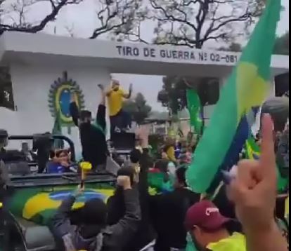  Apoiadores de Bolsonaro protestam em frente ao 25 BC nesta quarta-feira em Teresina