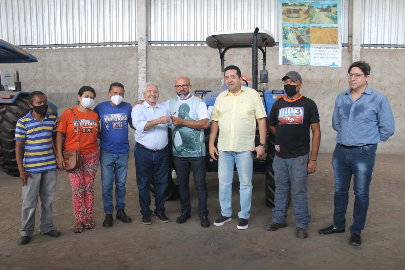 Senador Elmano entrega equipamentos agrícolas para MP3