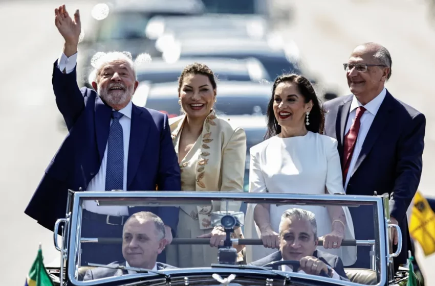  Lula é empossado presidente do Brasil pela 3ª vez e anuncia nomes de 37 ministros