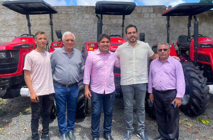  Vice-governador e deputado Marco Aurélio participam de entrega de tratores