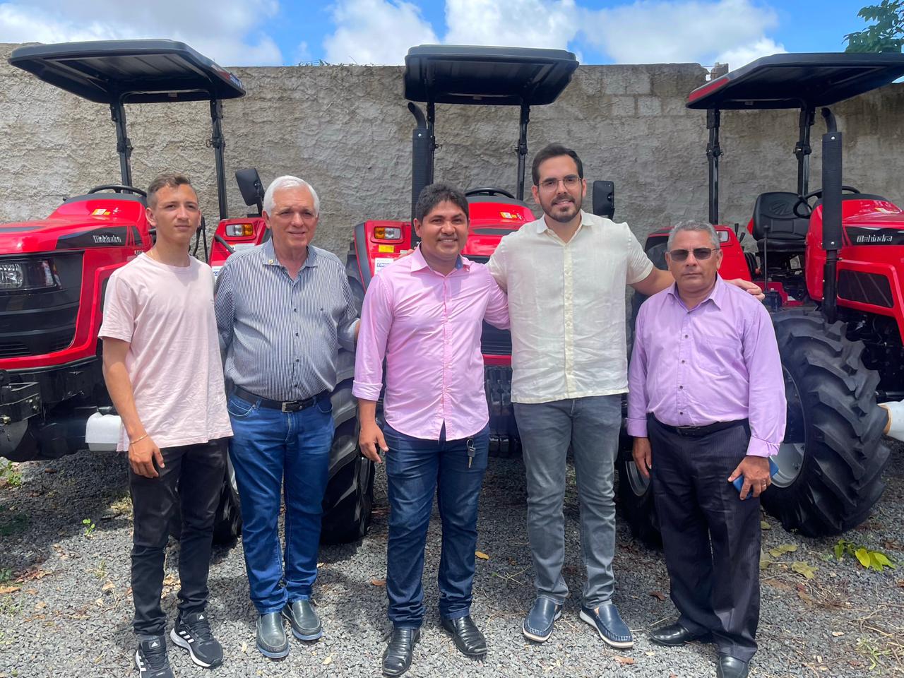 Vice-governador e deputado Marco Aurélio participam de entrega de tratores