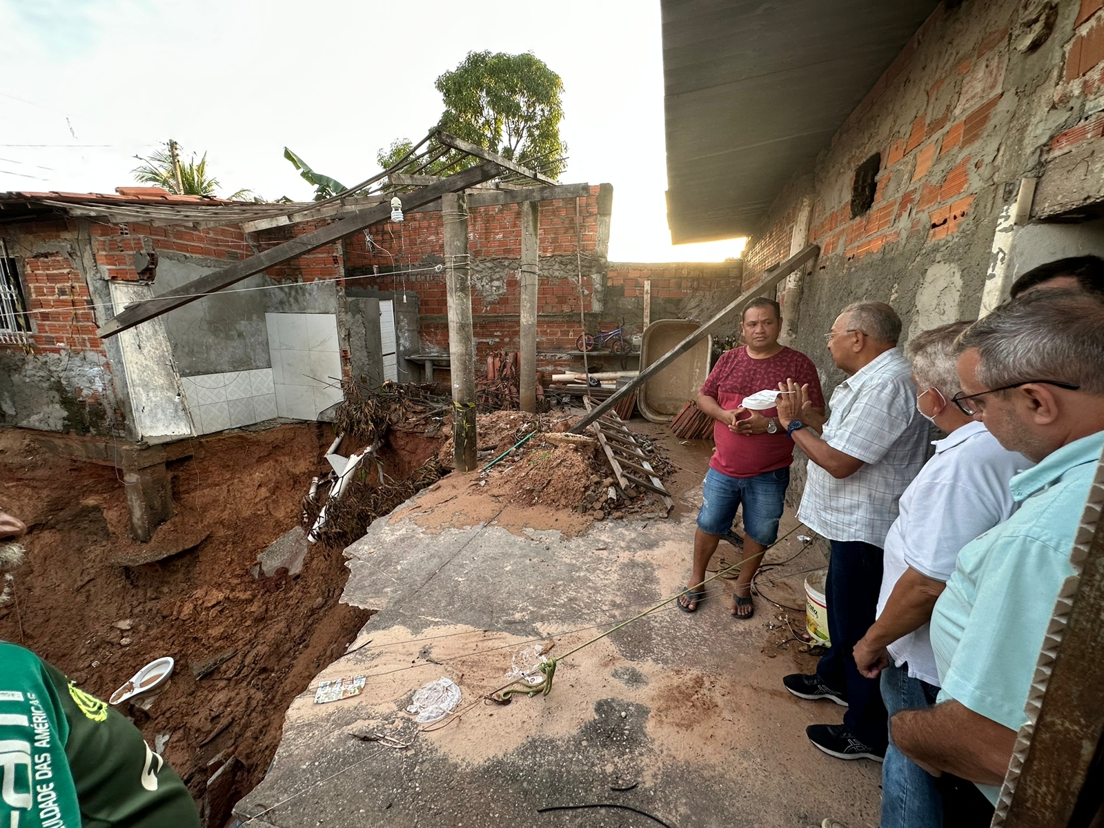 Dr. Pessoa visita famílias em área de risco
