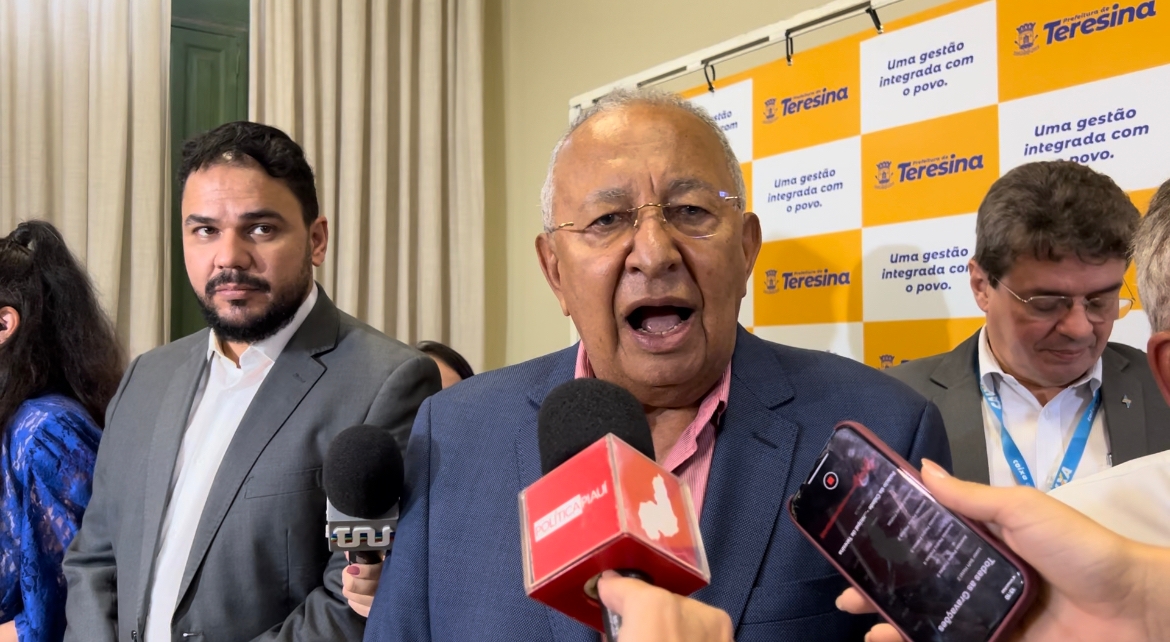 Dr. Pessoa anuncia concurso com 800 vagas para Educação