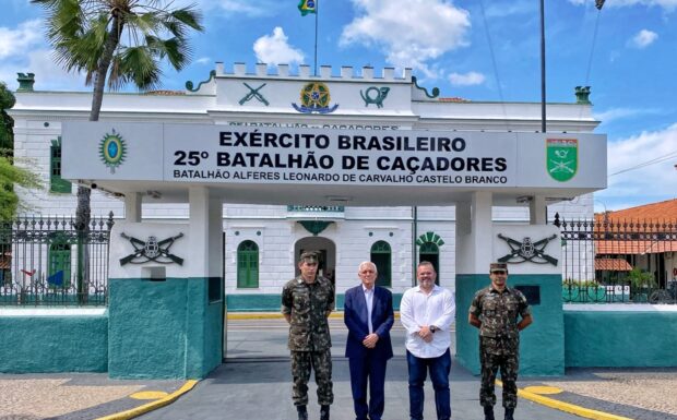  Vice-governador reafirma parcerias com Exército no Piauí