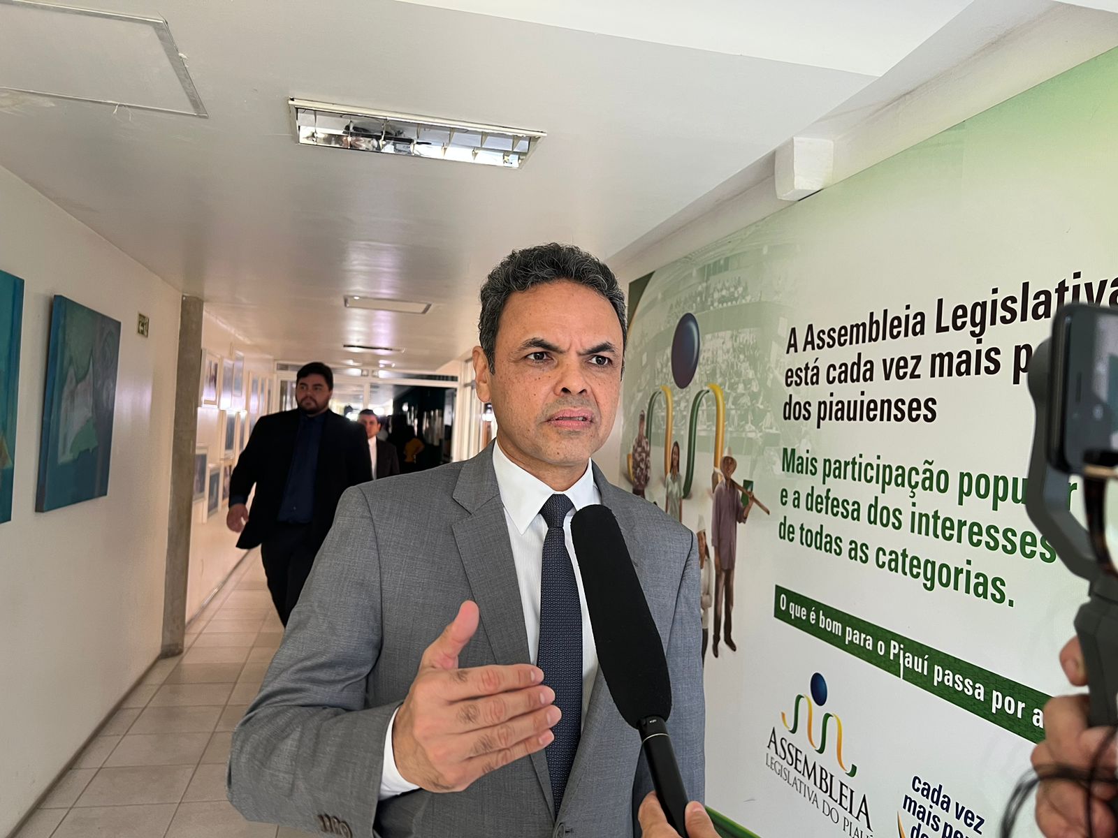 Deputado Gil Carlos quer transparência em atos de Prefeituras