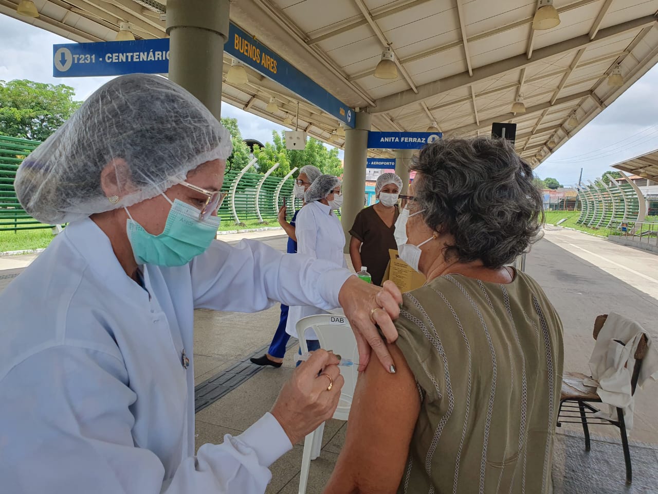 Pessoas com 65 anos ou mais podem receber a vacina bivalente a partir de hoje (17)