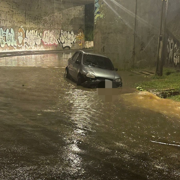 Policiais salvam família de enxurrada em Teresina