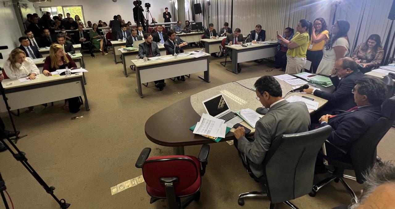 Deputados aprovam aumento para professores, excluindo os mais qualificados
