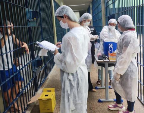  Secretaria de Justiça vacina presos contra covid