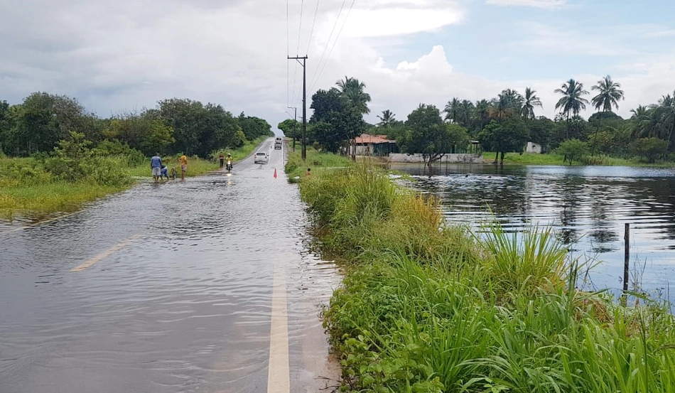 BR 402 pode ser interditada pelo volume de águas da Lagoa do Portinho