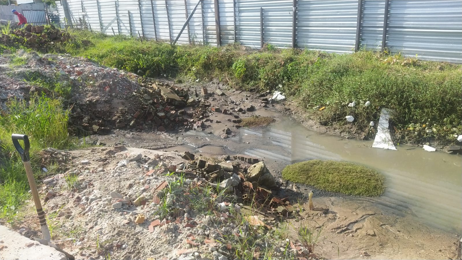 Obra particular impede o trânsito no Jockey
