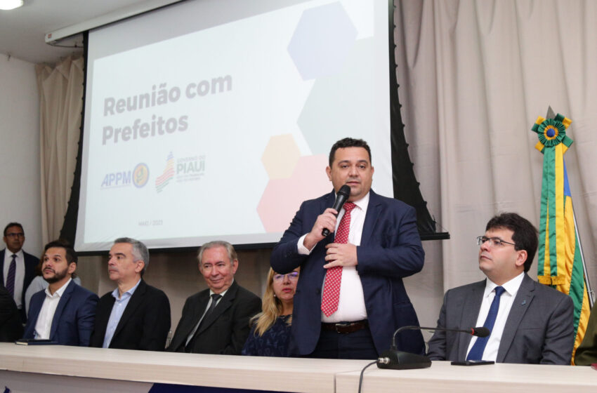  Rafael Fonteles participa de reunião com mais de 150 prefeitos