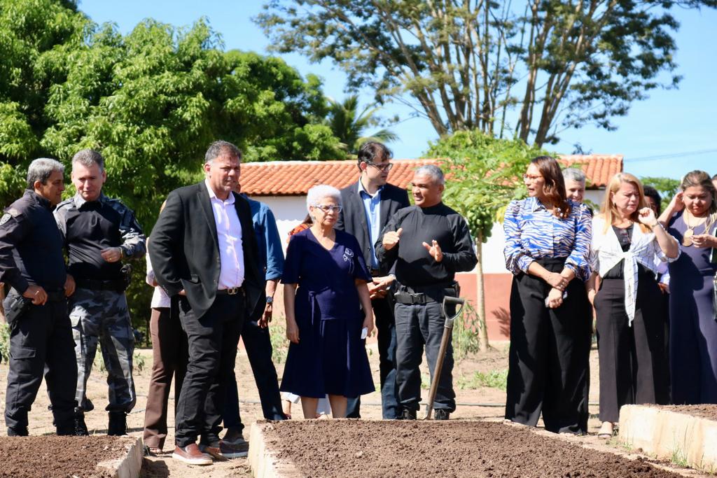 Secretário Carlos Augusto e Regina Sousa entregam certificados para detentos