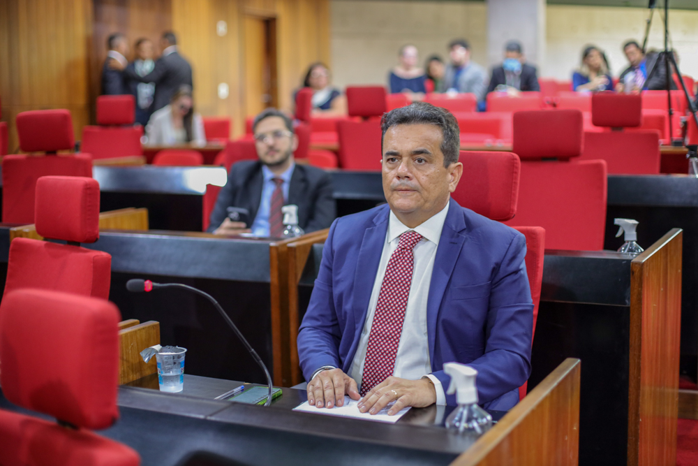 Deputado Henrique defende exames e doação de óculos para crianças