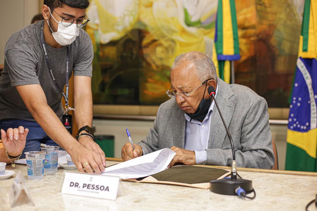 Dr. Pessoa reúne engenheiros e arquitetos para discutir Plano de Cargos e Salários