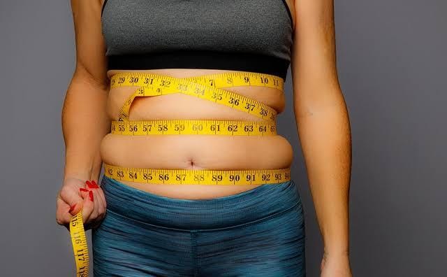  Especialista explica a relação entre menopausa e aumento de peso