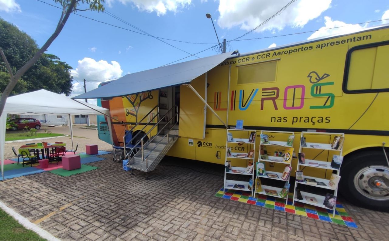 Ônibus-biblioteca do projeto “Livros nas Praças” traz literatura para Teresina
