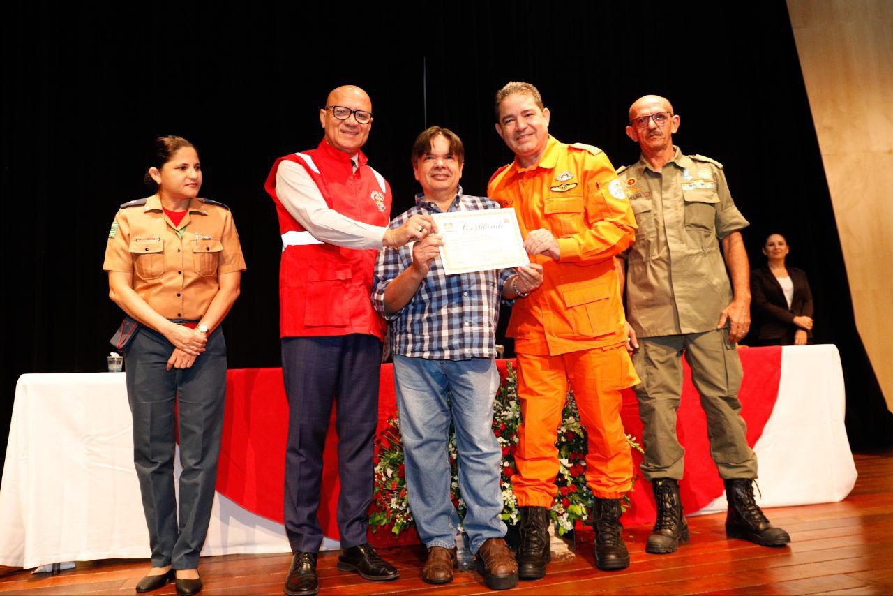 Presidente da ALEPI entrega certificados e anuncia inicia da tercerização dos serviços de saúde