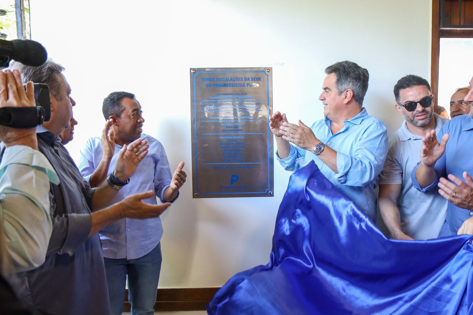 Na inauguração da nova sede do PP, os líderes aparecem separados