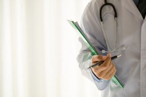  Justiça permite médicos divulgarem pós-graduações
