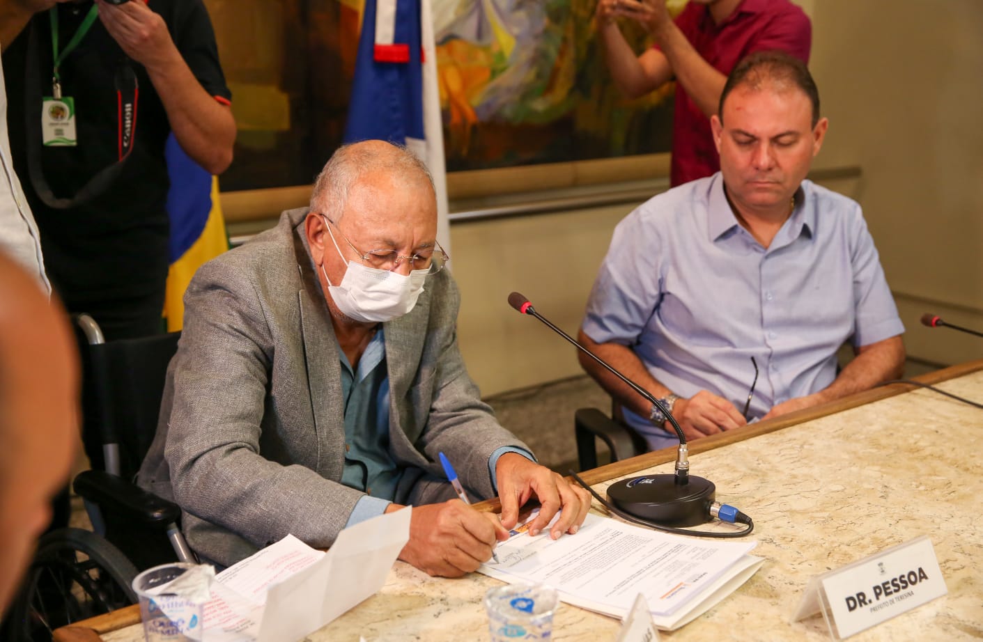 Dr. Pessoa e Jeová Alencar assinam ordem de serviço para reforma do Lar de Santana