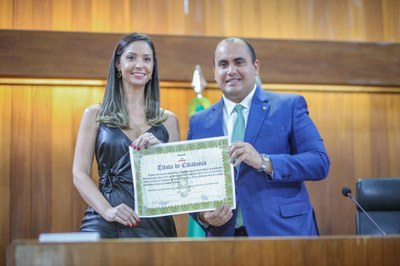  Deputado Georgiano entrega título de cidadania à Eliane Sanches