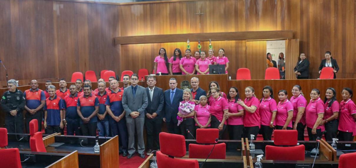 Deputado Gessivaldo homenageia grupo Universal nos Presídios