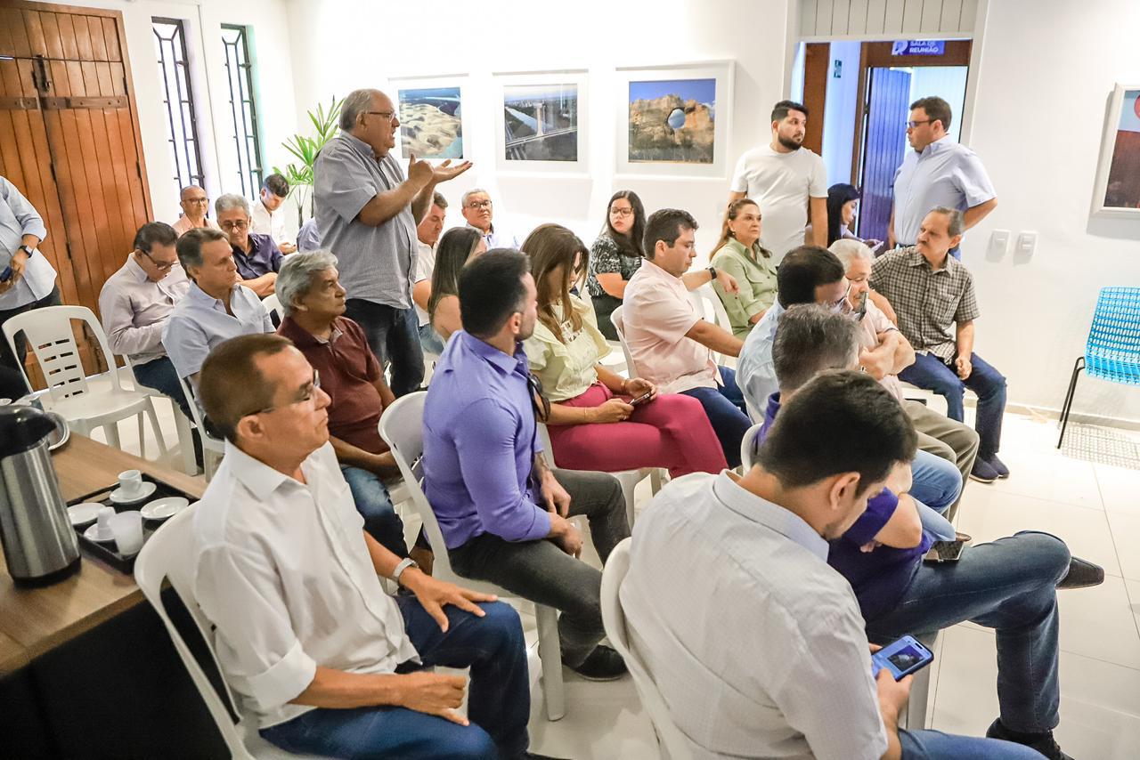 Deputados federais e estaduais participam de reunião das oposições em Teresina